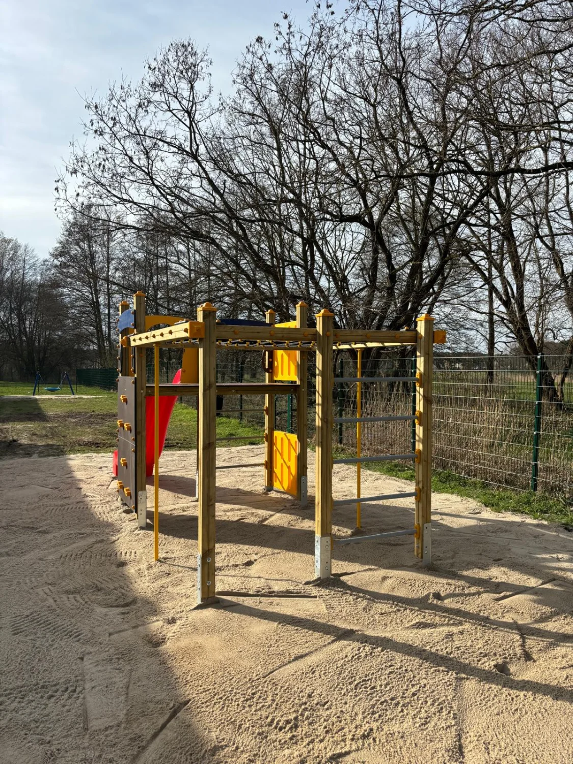 Spielgeräteaufbau von Baum-Land-Forst 